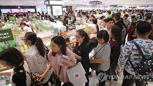 Lotte Duty Free in Myeongdong, a major shopping district in downtown Seoul, is crowded with shoppers on Oct. 2, 2016. (Yonhap)