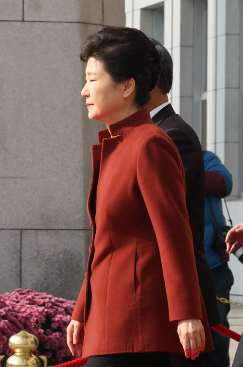 President Park Geun-hye leaving after addressing Assembly (Yonhap)