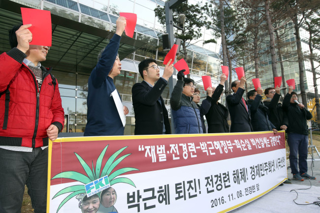 Civic group members demand the Federation of Korean Industries disband in front of the FKI‘s head office in Seoul, Tuesday. (Yonhap)