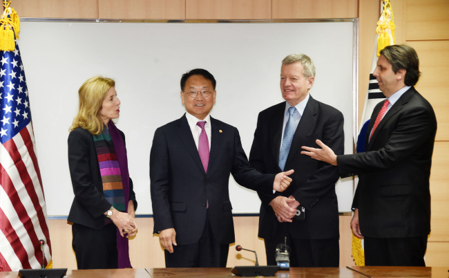 Finance Minister Yoo Il-ho (second from left) talks with US Ambassador to Japan Caroline Kennedy (left), US Ambassador to China Max Baucus (third from left) and US Ambassador to South Korea Mark Lippert at the government complex in Seoul on Tuesday. The meeting was arranged to discuss business cooperation between Korea and the US in the region, the ministry said. (Ministry of Strategy and Finance)