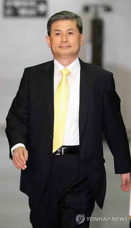 Hwang Soo-suk, a former professor of Seoul National University, walks into the Seoul Central District Court on June 8, 2009. (Yonhap)