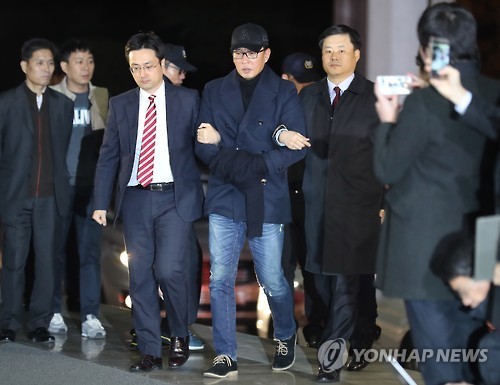 Cha Eun-taek (C) is brought to the Seoul Central District Prosecutor's Office on Nov. 9, 2016. (Yonhap)