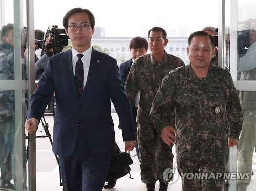 A photo taken Nov. 10, 2016, Rep. Kim Young-woo (left) a ruling Saenuri Party lawmaker who heads the National Defense Committee in parliament, and Joint Chiefs of Staff Chairman Gen. Lee Sun-jin walk into the JCS headquarters in Seoul to attend an emergency meeting to discuss defense issues. (Yonhap)