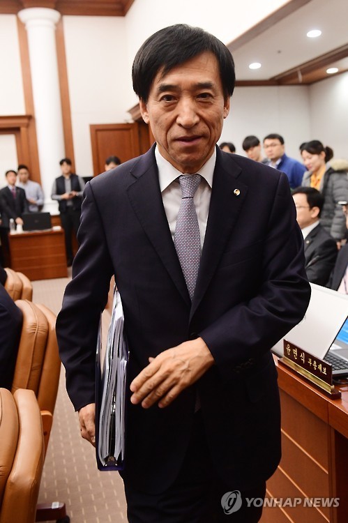 BOK Gov. Lee Ju-yeol enters the conference room of the central bank's monetary policy board in Seoul on Nov. 11, 2016. (Yonhap)