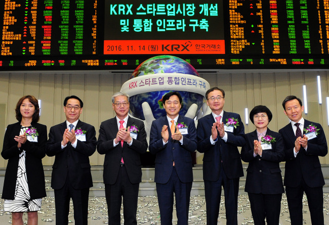 Participants celebrate the launch of KRX Startup Market at a conference hall at the Seoul office of KRX in Yeouido, western Seoul, Monday. From left: Lee Young, head of Korea Venture Business Women’s Association; Hwang Rok, CEO of Korea Credit Guarantee Fund; Hwang Young-key, chairman of Korea Financial Investment Association; Lee Byung-rhae, standing commissioner at Securities and Futures Commission; Jeong Chan-woo, CEO of Korea Exchange;Kwon Seon-joo, CEO of Industrial Bank of Korea; and Choi Hyun-man, CEO of Mirae Asset Daewoo Securities (KRX)