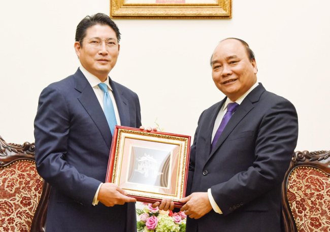 Hyosung Group President Cho Hyun-joon (left) poses with Vietnamese Prime Minister Nguyen Xuan Phuc after a meeting in Hanoi. (Hyosung Group)