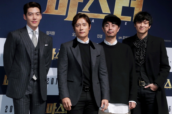 From left: actors Kim Woo-bin, Lee Byung-hun and Kim Woo-bin pose for a photo at a press conference for their upcoming film “Master” at CGV Apgujeong on Monday. (Yonhap)