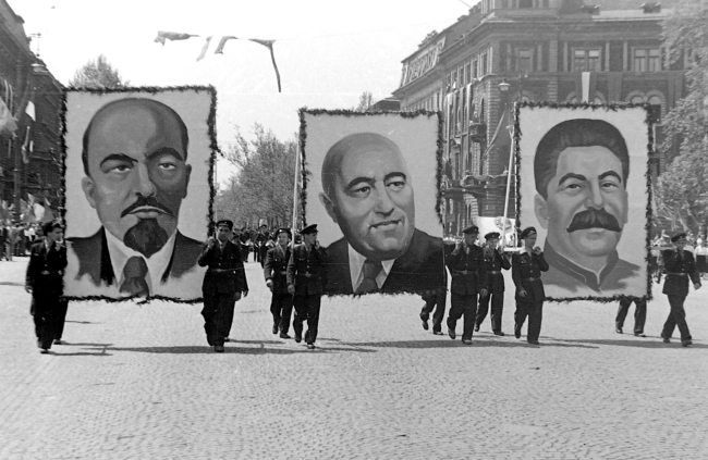 An exhibited picture showing the portraits of Vladimir Lenin, Matyas Rakosi and Joseph Stalin in Hungary during the 1956 Hungarian Revolution. (Fortepan)