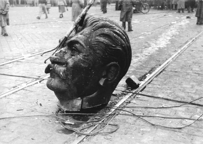 An exhibited picture showing a decapitated statue of Joseph Stalin in Hungary during the 1956 Hungarian Revolution. (Fortepan)