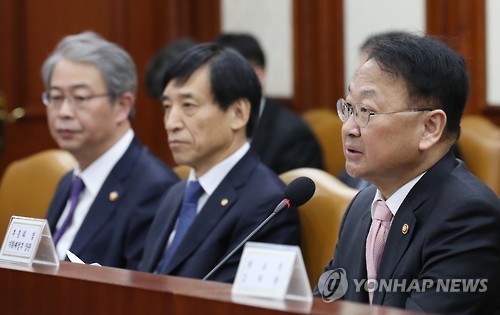 Finance Minister Yoo Il-ho (R) speaks at a ministerial meeting in Seoul on Nov. 10, 2016, while Financial Services Commission Chairman Yim Jong-yong (L) listens. (Yonhap)