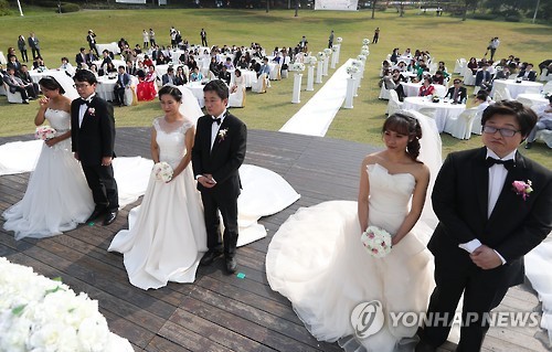 A joint wedding ceremony of multicultural couples takes place in Seoul on Oct. 14. (Yonhap)