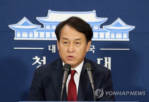 A photo taken on Nov. 15, 2016, shows presidential spokesman Jung Youn-kuk speaking during a press conference at the presidential office Cheong Wa Dae in Seoul. (Yonhap)