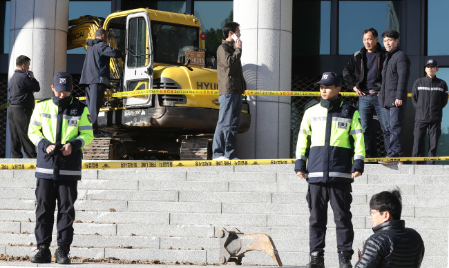 1일 오전 서울 서초구 대검찰청 청사로 한 남성이 굴착기를 몰고 돌진하는 사건이 발생했다. (연합)