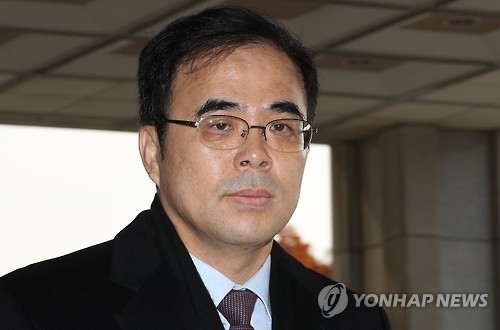 Former Vice Culture Minister Kim Chong enters the Seoul Central District Prosecutors` Office in Seoul on Nov. 16, as a suspect to undergo questioning over an influence-peddling scandal surrounding President Park Geun-hye`s longtime friend. (Yonhap)