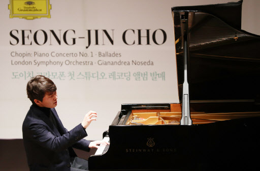 Pianist Cho Seong-jin performs during a press conference in Seoul on Wednesday. (Yonhap)