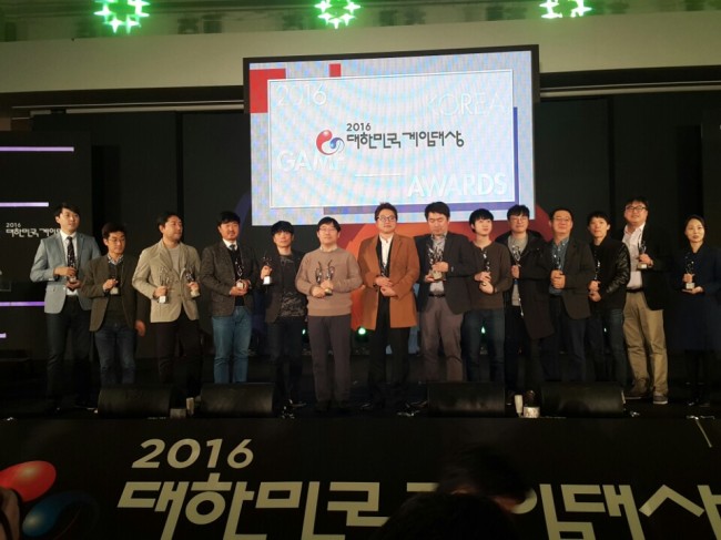 Awardees of the 2016 Korea Games Awards pose for a picture after the ceremony held in Busan on Wednesday evening (Sohn Ji-young/The Korea Herald)