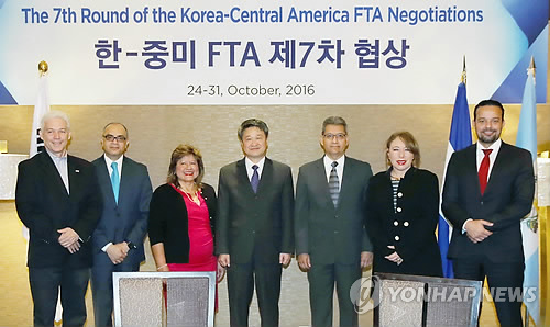 Officials from South Korea and six Central American countries pose for a photo after the seventh round of the Korea-Central America free trade agreement negotiations in Seoul on Oct. 24, 2016. (Courtesy of the Ministry of Trade, Industry and Energy)