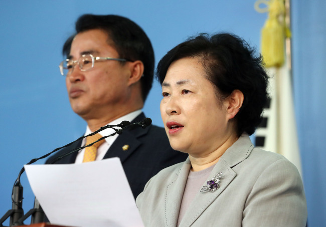 Lawmakers Choi Kyung-hwan (left) and Shin Yong-hyun of the People's Party speak to press Thursday, opposing permitting Google take Korea's maps abroad. (Yonhap)