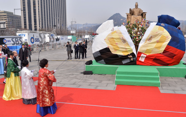 President Park Geun-hye pulls the obangnang installation open at an event at Gwanghwamun Plaza on Feb. 25, 2013. (The Korea Herald file photo)