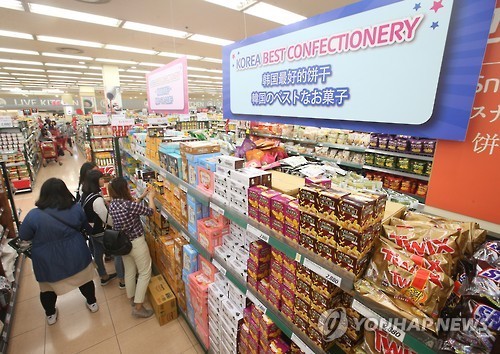 Consumers choose Korean snacks at a supermarket in Seoul on May 2, 2016. (Yonhap file photo)