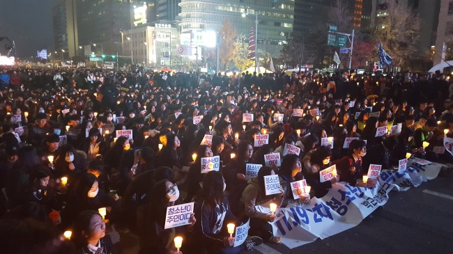 제 4차 촛불집회에는 수능을 마친 수험생이 대거 참여해 박근혜 대통령 퇴진을 외쳤다.