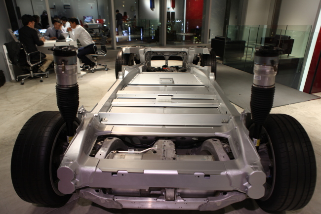 Tesla`s skateboard chassis displayed at Tesla Tokyo showroom Park Ga-young/The Korea Herald