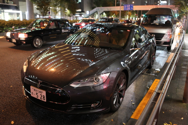 Tesla Model S 90D, the tested model, is parked in front of the Tokyo showroom on Nov. 11. Park Ga-young/The Korea Herald