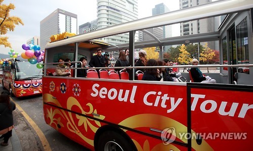 A Seoul city tour bus passes through downtown Seoul on Nov. 14.(Yonhap)