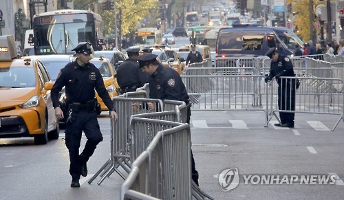 미국 뉴욕 트럼프타워 주변을 경호하고 있는 뉴욕 경찰관들 (사진=AP-연합뉴스 자료사진)