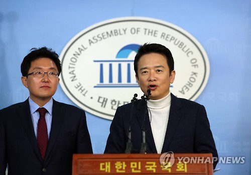 Gyeonggi Gov. Nam Kyung-pil (right) and third-term lawmaker Kim Yong-tae, both affiliated with the ruling Saenuri Party, attend a press conference at the National Assembly in Seoul on Nov. 22, to announce their decision to leave the party. (Yonhap)