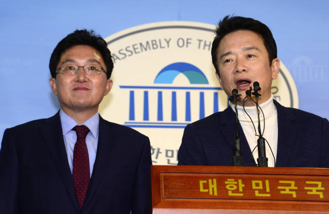 Gyeonggi Province Gov. Nam Kyung-pil (right) and thrid-term lawmaker Kim Yong-tae, both affiliated with the ruling Saenuri Party, attend a press conference at the National Assembly in Seoul on Tuesday to announce their decision to leave the party. (Park Hae-mook/The Korea Herald)