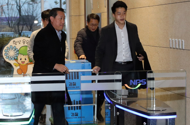 Investigators take confisticated documents from National Pension Service`s head office in Jeonju on Wednesday. (Yonhap)