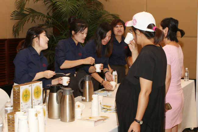 Chinese consumers taste Korean baby formula at a promotional event hosted by aT in China (aT)