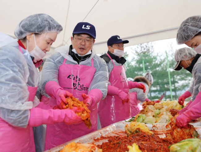 LS Group Chairman Koo Ja-yeol takes part in a kimchi making event with executives and employees Saturday in Anseong City of southern Gyeonggi Province. LS Group delivered kimchi to local community centers and 1,500 low-income families in the region. (Yonhap)