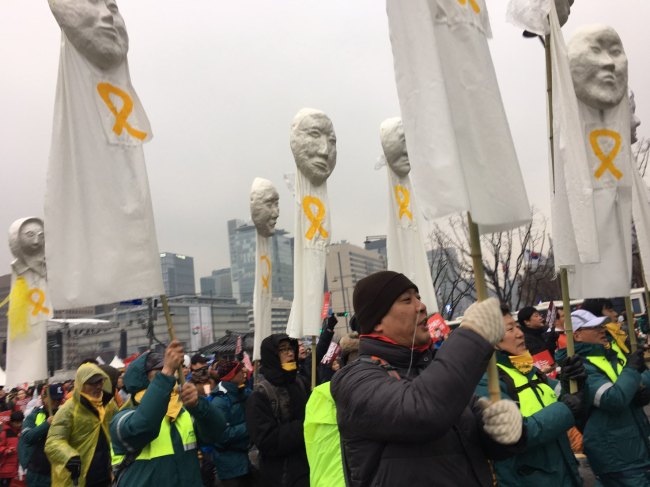 Protestors march towards the presidential office during the anti-Park Geun-hye rally held in central Seoul, Saturday. (Ock Hyun-ju/The Korea Herald)