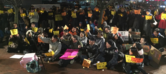Korean-Americans in New York chant during a rally on Nov. 26, to demand South Korean President Park resign over a corruption scandal. (Yonhap)