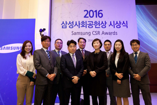 Recipients of 2016 Samsung CSR award pose for photo at a ceremony held at Samsung Electronics headquarters in Seocho, Seoul, Thursday. (Samsung Group)