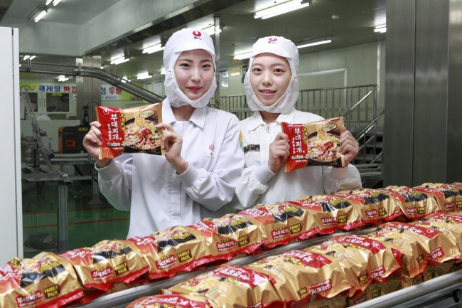 Models pose with budaejjigae-ramyeon from Nongshim to be exported to the US. (Nongshim)
