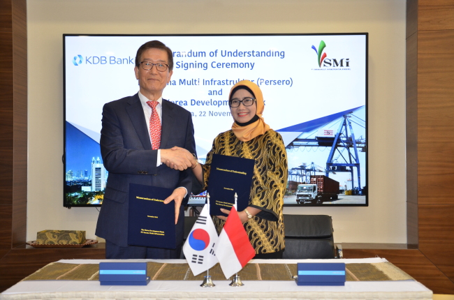 KDB Chairman Lee Dong-geol (left) and SMI CEO Emma Sri Martini shake hands after signing a memorandum of understanding at the SMI headquarters in Jakarta on Nov. 22. (KDB)