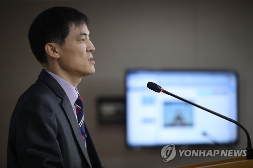 Hong Dong-gon, an official at the Ministry of Environment, announces errors found in certification documents of the local units of Nissan, BMW and Porsche at the government complex in Seoul on Nov. 29, 2016. (Yonhap)