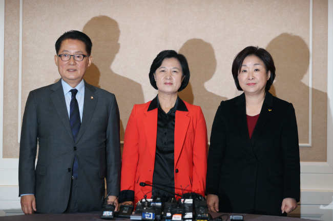 The three party leaders Reps. Choo Mi-ae of the main opposition Democratic Party of Korea (center), Park Jie-won of the People’s Party (left) and Sim Sang-jung of the Justice Party.