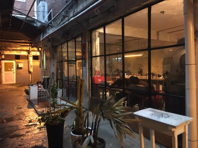 Cafe Orang Orang, located in the Shinheung market in Haebangchon, shows a minimal exterior, which blends in with the atmosphere of the old traditional market.(Kim Da-sol/The Korea Herald)