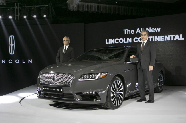 Lincoln Motor Co. President Kumar Galhotra (left) and Ford Korea President Jung Jae-hee pose next to the 2017 Lincoln Continental on Wednesday in Seoul. (Ford Korea)