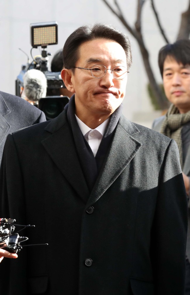 Hyun Ki-hwan, a former senior presidential secretary for political affairs, arrives at the Busan District Prosecutors` Office on Tuesday. (Yonhap)