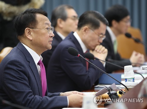 South Korea's Finance Minister Yoo Il-ho (L) speaks at a ministerial-level meeting in Seoul on Nov. 30, 2016. (Yonhap)