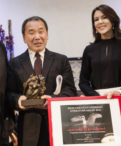 Japanese author Haruki Murakami (left) is presented the Hans Christian Andersen Literature Prize by Crown Princess Mary, during a presentation ceremony at Odense Town Hall, Denmark. (AP-Yonhap)