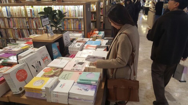 A reader flicks through books in the calligraphy section of Kyobo Book Centre in Gwanghwamun, Seoul. (Lim Jeong-yeo / The Korea Herald)