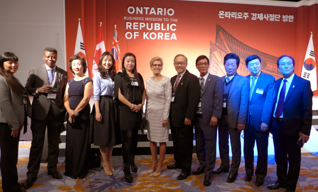 Ontario Premier Kathleen Wynne (center) poses with attendees at a reception at Four Seasons Seoul on Thursday. (Joel Lee / The Korea Herald)