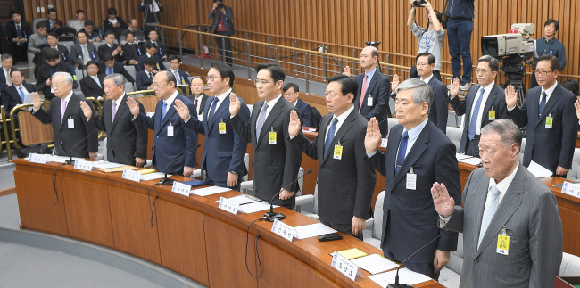 Chaebol chiefs take an oath at a parliamentary hearing on the political scandal involving President Park Geun-hye on Tuesday. (Yonhap)