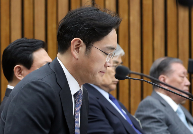 Lee Jae-yong bows his head during a parliamentary hearing on Tuesday. (Yonhap)